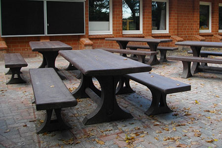 Tische und Bänke grünes Klassenzimmer